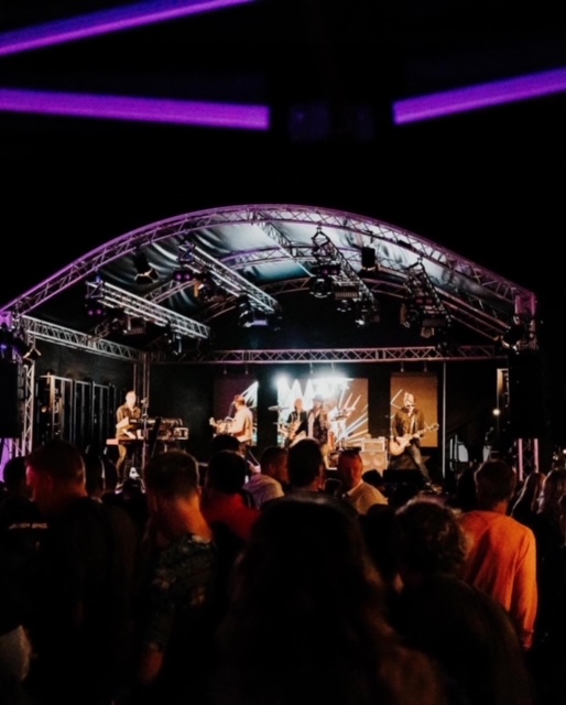 Ledscherm OOSTBURG in gebruik tijdens een evenement