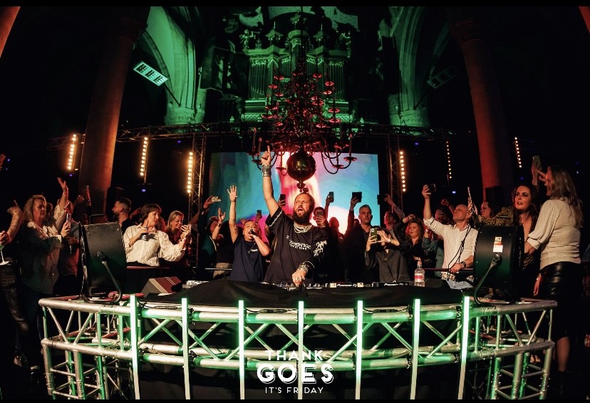 Ledscherm Zeeland in gebruik tijdens een evenement met eigen VJ